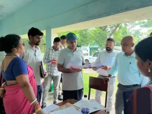 उपायुक्त कर्ण सत्यार्थी पहुंचे गुड़ाबांदा प्रखण्ड के सुदूरवर्ती कारलाबेड़ा गांव, सड़क, पेयजल व सिंचाई सुविधाओं के विकास का दिया आश्वासन