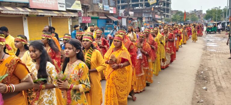 चक्रधरपुर: चैती दुर्गा पूजा का उल्लास, भव्य कलश यात्रा के साथ टाउन काली मंदिर में हुई कलश स्थापना