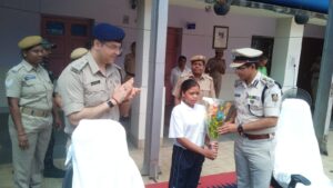 चक्रधरपुर: सारंडा की महिला नक्सली मंगरी होनहागा का आत्मसमर्पण; संगठन में शोषण से तंग आकर पुलिस के सामने डाले हथियार