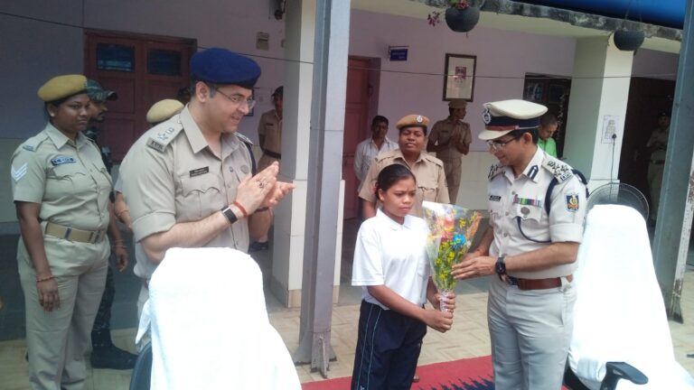 चक्रधरपुर: सारंडा की महिला नक्सली मंगरी होनहागा का आत्मसमर्पण; संगठन में शोषण से तंग आकर पुलिस के सामने डाले हथियार