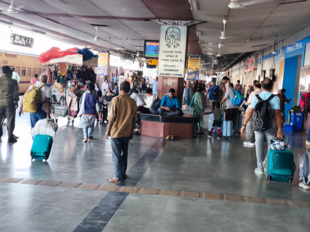 टाटानगर: ट्रेनों की लेटलतीफी से यात्री बेहाल, मालगाड़ियों को ‘पास’ देने के लिए रोकी जा रहीं एक्सप्रेस ट्रेनें