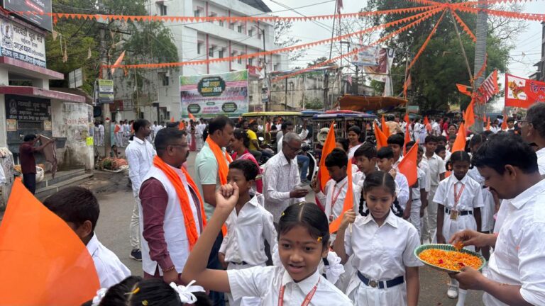 चाईबासा: हिंदू नव वर्ष पर पद्मावती जैन सरस्वती शिशु विद्या मंदिर की भव्य प्रभात फेरी, जयघोष से गूंजा शहर