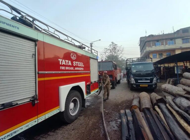 जमशेदपुर: बर्मामाइंस के लकड़ी गोदाम में तड़के लगी भीषण आग, टाटा स्टील और दमकल की गाड़ियों ने पाया काबू
