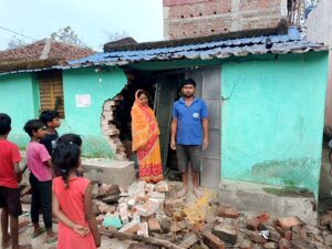 चांडिल के जामडीह गांव में 16 जंगली हाथियों का उत्पात, दो राशन दुकानों को किया तहस-नहस