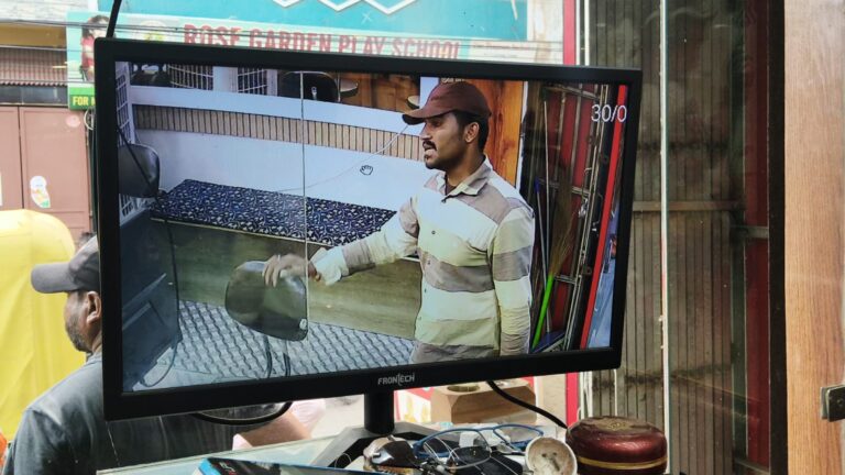 जमशेदपुर: उलीडीह में विश्वनाथ ज्वेलर्स से 24 लाख के गहने उड़ा ले गया शातिर, सीसीटीवी में कैद हुई करतूत