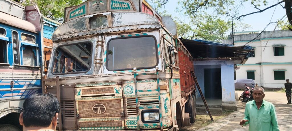 चक्रधरपुर में वन विभाग की बड़ी कार्रवाई, 7 लाख की अवैध शाल लकड़ी से लदा 10 चक्का वाहन जब्त