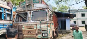 चक्रधरपुर में वन विभाग की बड़ी कार्रवाई, 7 लाख की अवैध शाल लकड़ी से लदा 10 चक्का वाहन जब्त