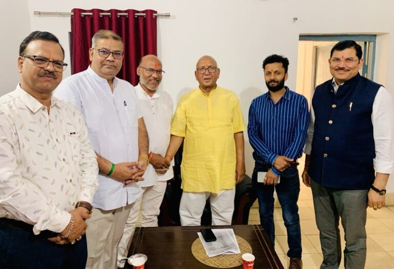 जमशेदपुर: ‘श्याम कार केयर’ कब्जा मामले में गरमाया माहौल, मारवाड़ी सम्मेलन ने विधायक सरयू राय से की मुलाकात