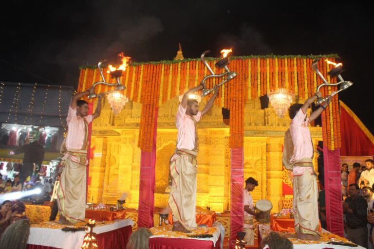 जमशेदपुर: साकची में उमड़ा आस्था का सैलाब; बनारस की तर्ज पर हुई प्रभु श्रीराम की भव्य महाआरती, ‘जय श्री राम’ से गुंजी लौहनगरी