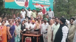 जमशेदपुर: नाली की गैस से चाय-पकौड़ा बनाने का प्रयास, कांग्रेस का केंद्र सरकार के खिलाफ अनोखा प्रदर्शन