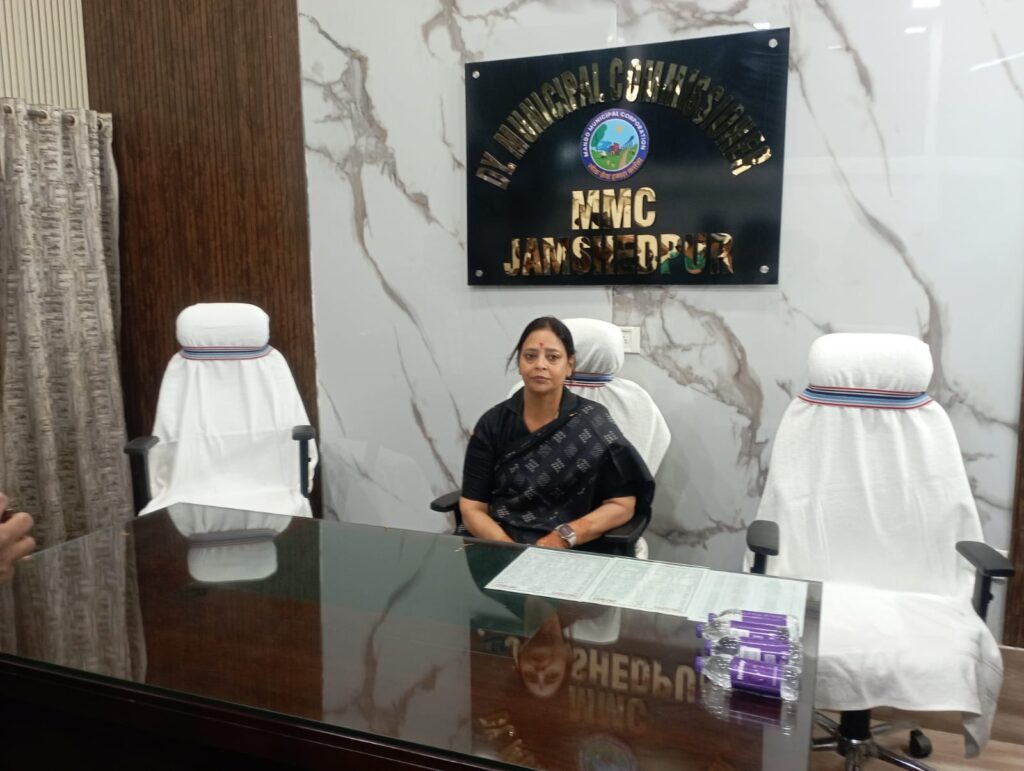 जमशेदपुर: मानगो नगर निगम की मेयर सुधा गुप्ता ने संभाला कार्यभार, डिप्टी मेयर राहुल सिंह के साथ अधिकारियों से ली जानकारी