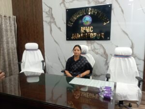 जमशेदपुर: मानगो नगर निगम की मेयर सुधा गुप्ता ने संभाला कार्यभार, डिप्टी मेयर राहुल सिंह के साथ अधिकारियों से ली जानकारी