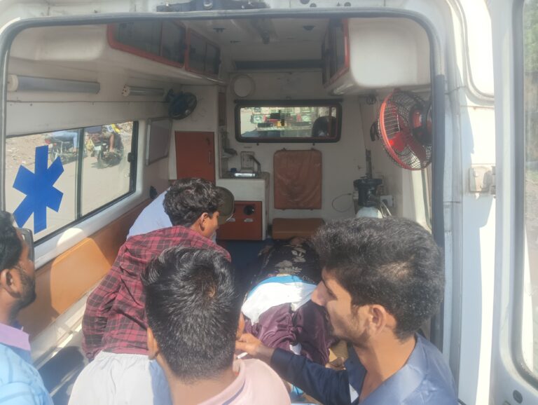 पोटका: हल्दीपोखर-तिरिंग मार्ग पर हाइवा और कार में टक्कर, महिला व बच्चे समेत 6 घायल, अनियंत्रित होकर पलटा हाइवा