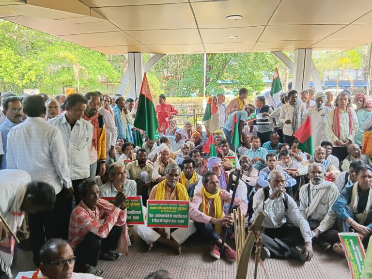 जमशेदपुर:’सम्मान’ की आस में झारखंड आंदोलनकारियों का डीसी ऑफिस पर प्रदर्शन, राज्यादेश के उल्लंघन का लगाया आरोप