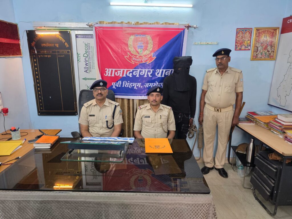 जमशेदपुर: आजादनगर में पुलिस की देर रात छापेमारी, चोरी की यूपी नंबर बाइक के साथ ‘बाबू’ गिरफ्तार