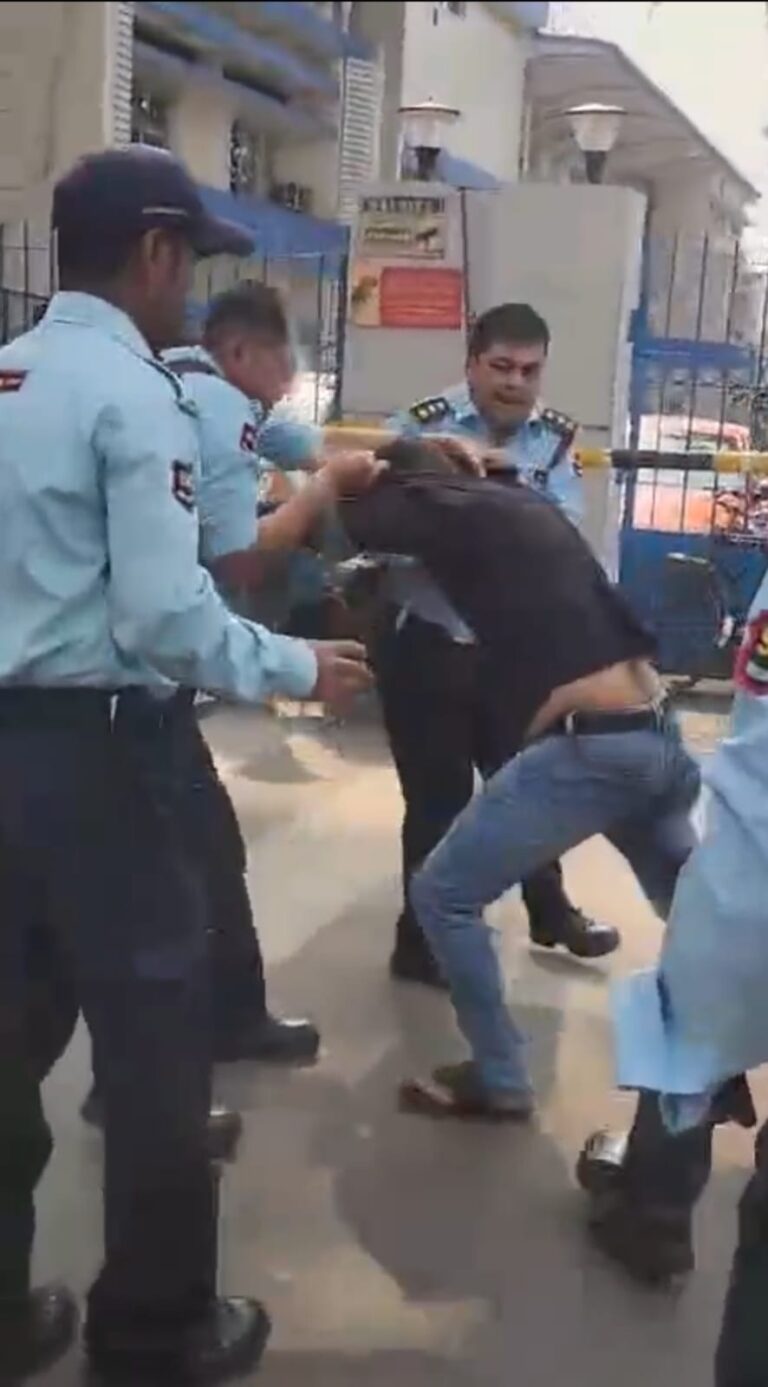 जमशेदपुर: टाटा मुख्य अस्पताल के गेट पर मारपीट, हेलमेट को लेकर हुआ विवाद