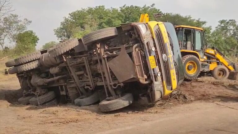 सरायकेला: राजनगर के टांगरानी गांव के पास फ्लाइश लदा 12 चक्का हाईवा पलटा, बड़ा हादसा टला