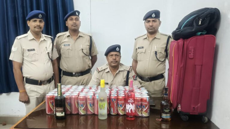 धनबाद स्टेशन पर आरपीएफ ने गंगा दामोदर एक्सप्रेस से भारी मात्रा में बीयर और विदेशी शराब की ज़ब्त ,बंगाल से बिहार भेजी जा रही थी खेप