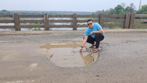 जमशेदपुर: लुआबासा पुल बना ‘यमराज’, भाजपा का पथ निर्माण विभाग के खिलाफ जोरदार प्रदर्शन