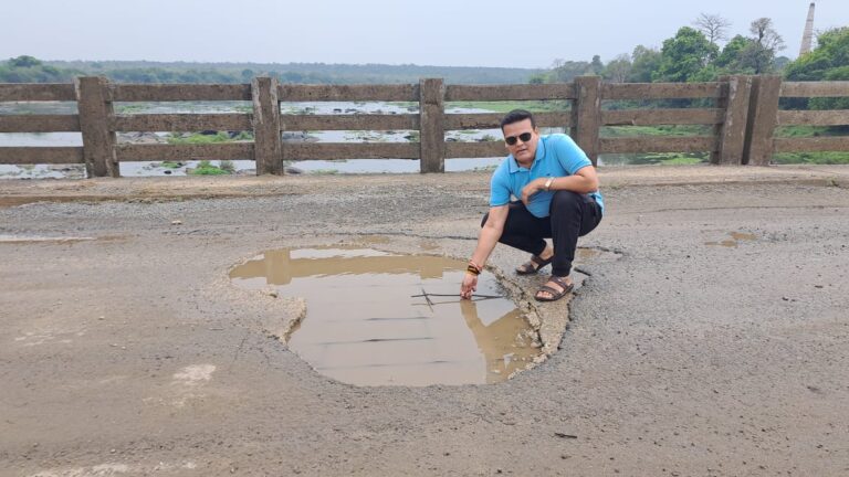 जमशेदपुर: लुआबासा पुल बना ‘यमराज’, भाजपा का पथ निर्माण विभाग के खिलाफ जोरदार प्रदर्शन