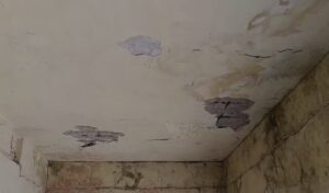 सरायकेला: खापरसाई स्कूल में बड़ा हादसा टला, जर्जर भवन का छज्जा गिरने से 3 छात्राएं घायल