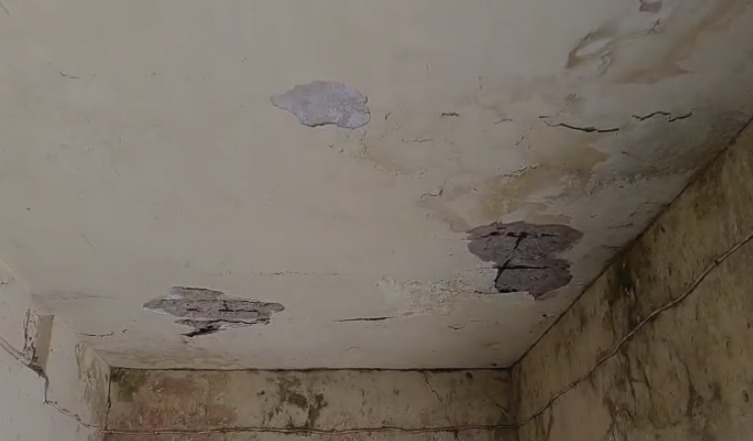 सरायकेला: खापरसाई स्कूल में बड़ा हादसा टला, जर्जर भवन का छज्जा गिरने से 3 छात्राएं घायल