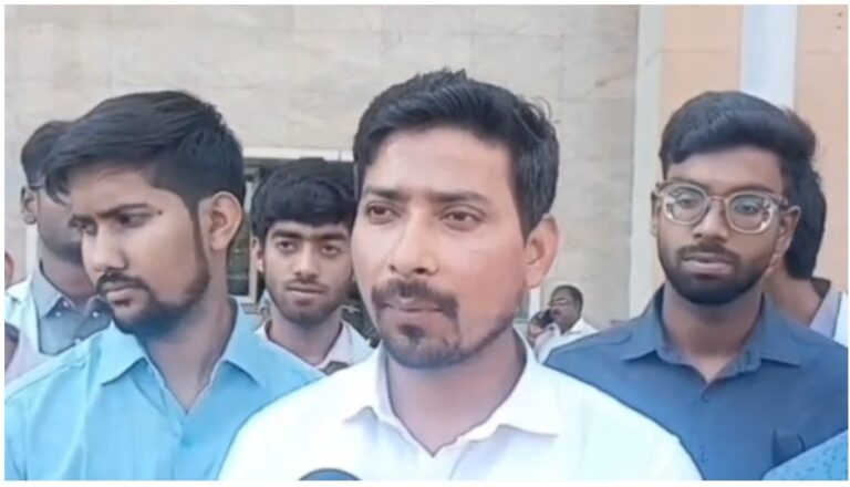 जमशेदपुर: एमजीएम अस्पताल के जूनियर डॉक्टरों का विरोध प्रदर्शन, स्टाइपेंड बढ़ाने की मांग