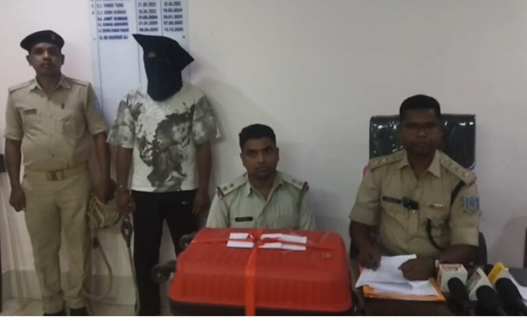जमशेदपुर में प्रतिबंधित दवाइयों पर पुलिस की बड़ी कार्रवाई, 120 बोतल कोरेक्स कफ सिरप के साथ युवक गिरफ्तार