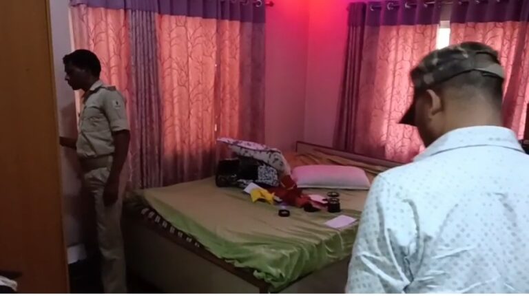 जमशेदपुर: परसुडीह के प्रमोद नगर में सीनियर बैंक मैनेजर के बंद घर में लाखों की भीषण चोरी, सीसीटीवी में कैद हुए दो संदिग्ध