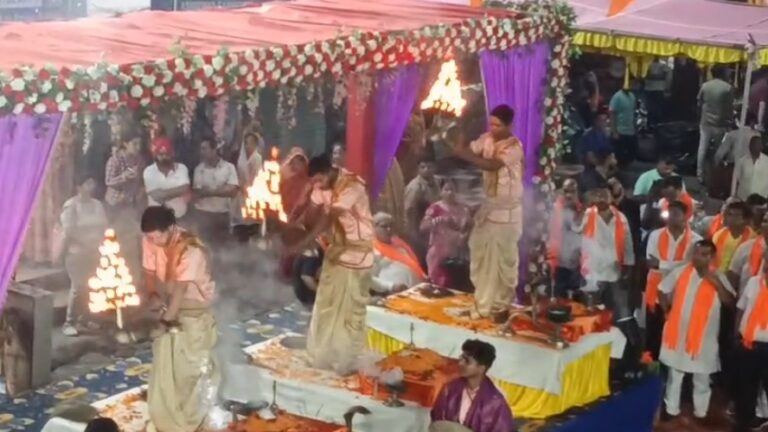 जमशेदपुर: जुगसलाई में ‘बनारस’ जैसा नज़ारा, बाबू वीर कुंवर सिंह अखाड़ा में हुई भव्य हनुमान आरती