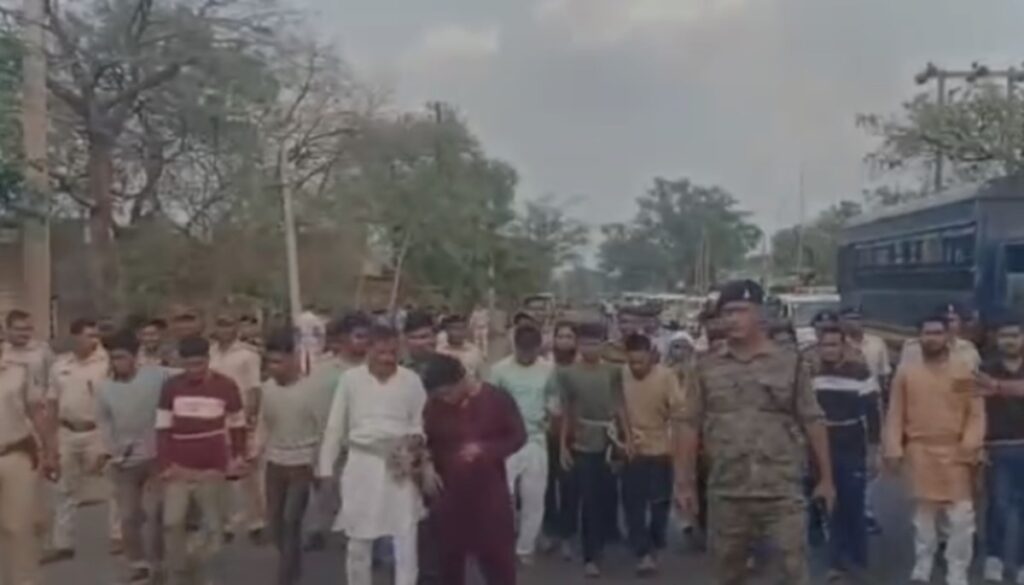 धनबाद: बलियापुर में उपद्रवियों का निकाला गया ‘पैदल परेड’, 18 आरोपी गिरफ्तार कर भेजे गए जेल