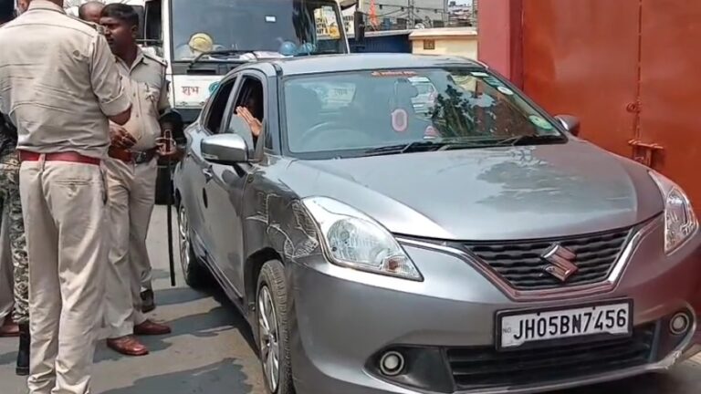 जमशेदपुर: भुइयाँडीह में रफ्तार का कहर; कार और ट्रक की भीषण भिड़ंत, बाल-बाल बचे तीन नाबालिग युवक