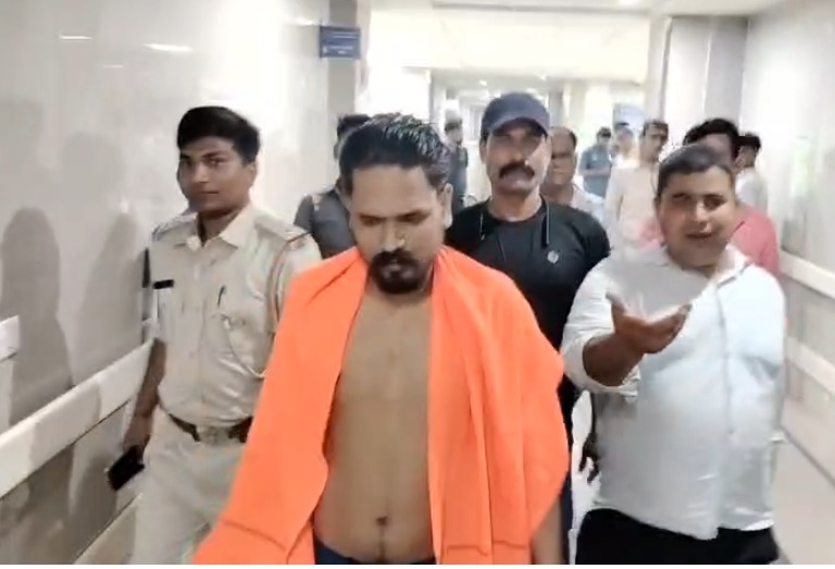 जमशेदपुर में दिनदहाड़े फायरिंग: मानगो के उलीडीह में कार सवार युवक पर गोलीबारी, तीन गोलियां लगने से घायल