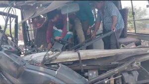 चांडिल में बस और ट्रक की आमने-सामने टक्कर, कई यात्री घायल; चालकों को केबिन से निकालने में लगी मशक्कत