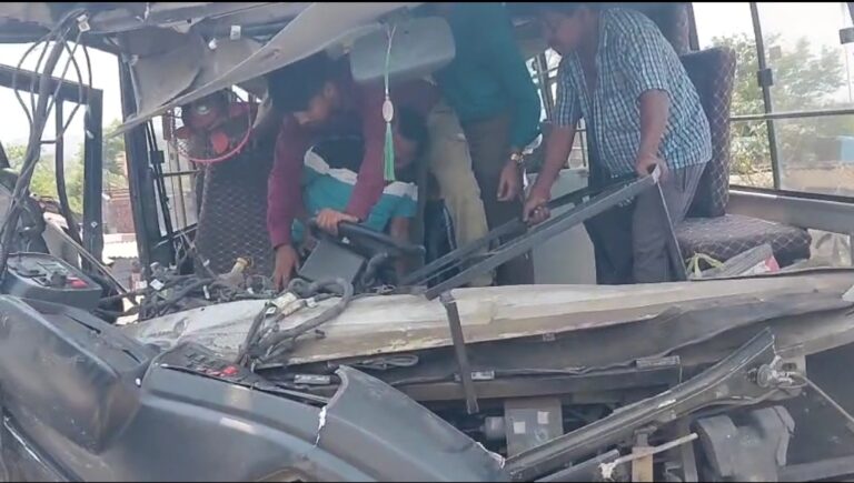 चांडिल में बस और ट्रक की आमने-सामने टक्कर, कई यात्री घायल; चालकों को केबिन से निकालने में लगी मशक्कत