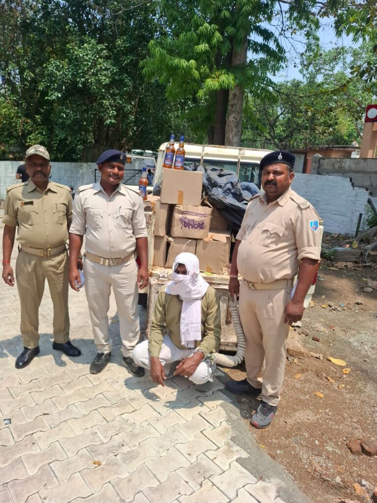 जमशेदपुर में अवैध शराब तस्करी का भंडाफोड़, डिमना रोड पर ऑटो से 264 बोतल शराब बरामद