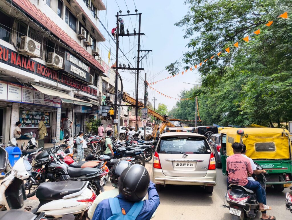 जमशेदपुर: ट्रांसफार्मर बदलने के दौरान मानगो मुख्य सड़क पर लगा जाम, लोग हुए परेशान