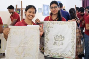 विश्व कला दिवस पर श्रीनाथ विश्वविद्यालय में बंधनी और बाटिक पेंटिंग कार्यशाला, छात्रों ने सीखी पारंपरिक कला