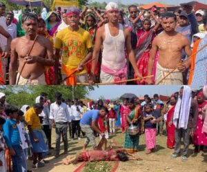 चाकुलिया: सिमदी में आस्था का कठिन इम्तिहान, भोक्ताओं ने जीभ और पीठ में कील घोंप कर की चड़क पूजा