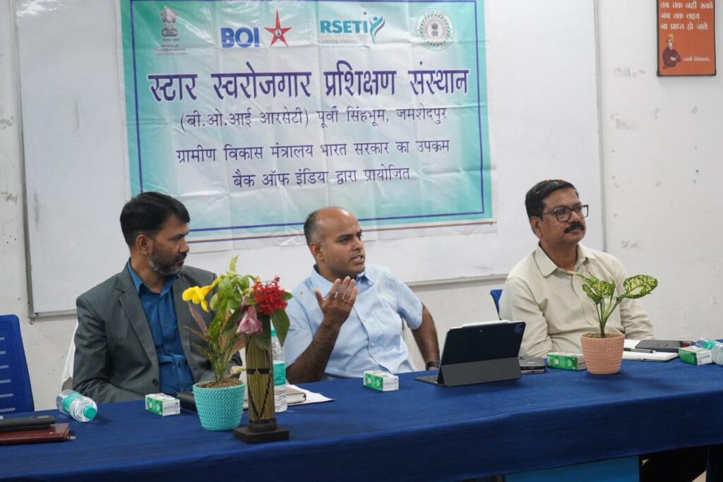 जमशेदपुर: आरसेटी कदमा में उपायुक्त कर्ण सत्यार्थी ने की प्रशिक्षण कार्यक्रमों की समीक्षा, कौशल विकास और वित्तीय समावेशन पर दिया जोर