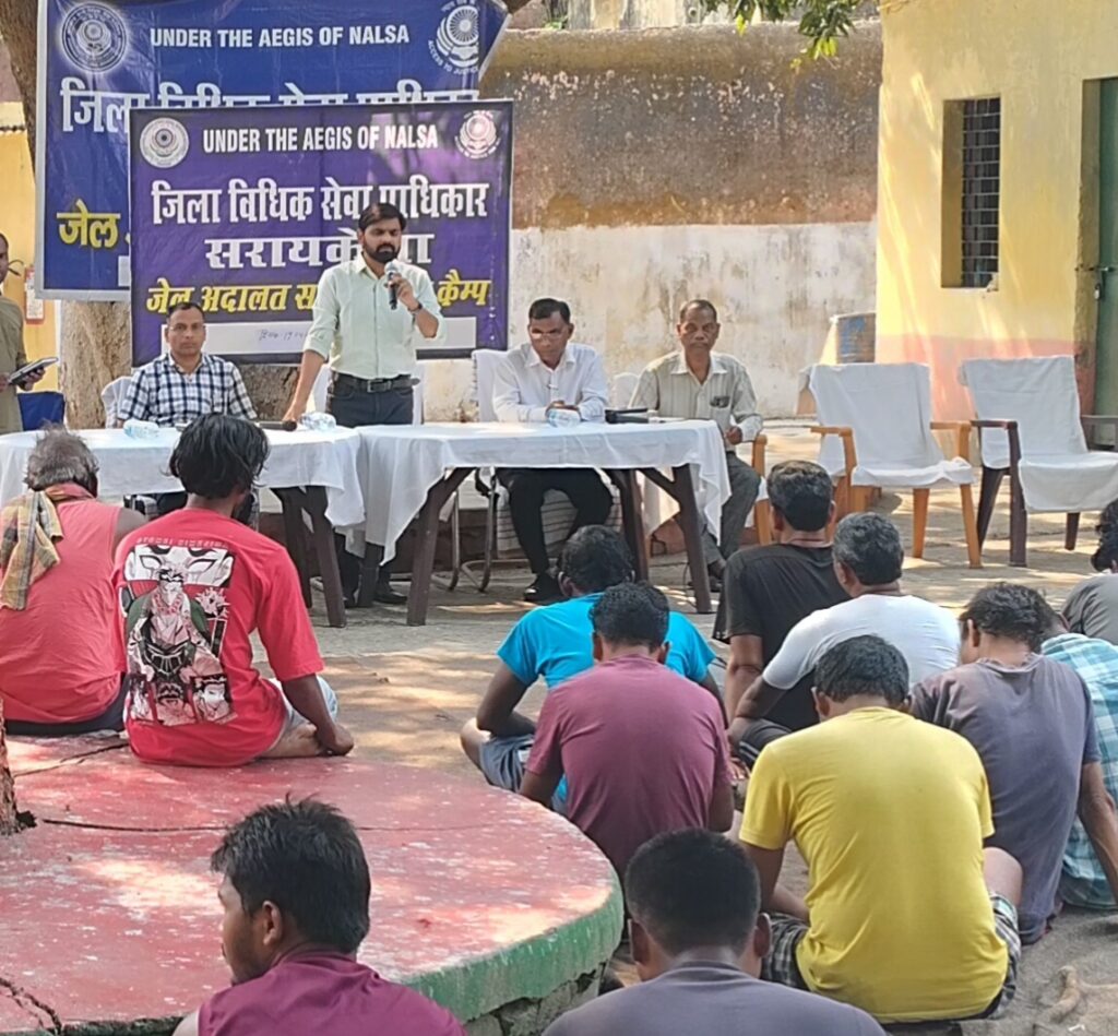 सरायकेला: जेल में सजी अदालत और चिकित्सा शिविर; बंदियों को ”एसपीआरयूएचए” योजना के तहत निःशुल्क कानूनी सहायता की दी गई जानकारी