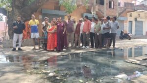 जमशेदपुर के लक्ष्मीनगर बस्ती में नाले की समस्या पर फूटा लोगों का गुस्सा, कागज की नाव बहाकर किया विरोध