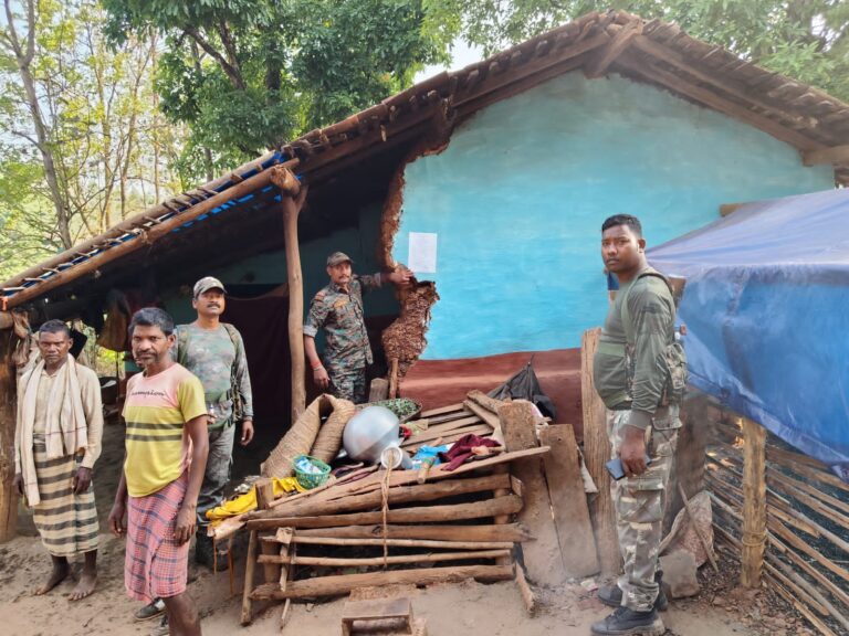 सोनुवा में हार्डकोर नक्सलियों के घर कोर्ट का इश्तेहार चस्पा, पुलिस ने सरेंडर करने का दिया निर्देश