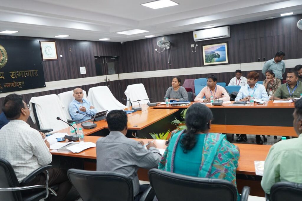 जमशेदपुर: उपायुक्त कर्ण सत्यार्थी ने की बैंकिंग क्षेत्र की समीक्षा, नाबार्ड की ‘ऋण योजना 2026-27’ का शुभारंभ