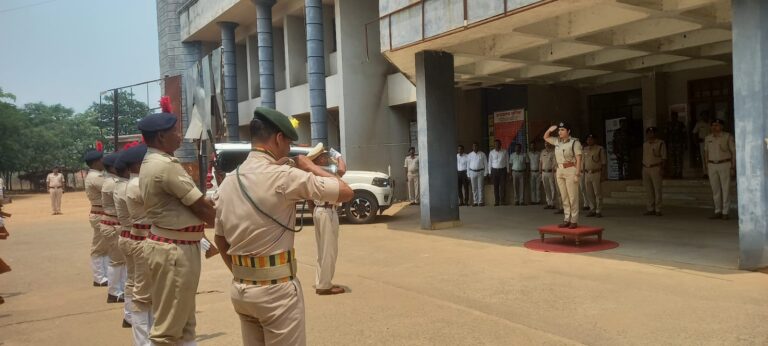 सरायकेला-खरसावां की नई एसपी बनीं निधि द्विवेदी, मुकेश लुणायत ने सौंपा प्रभार