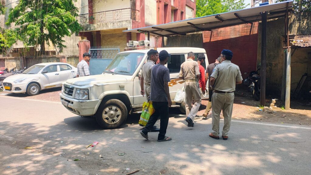 जमशेदपुर: सिदगोड़ा पुलिस ने चोरी के 3 आरोपियों को दबोचा; म्यूजिक सिस्टम और सिलेंडर बरामद, गहनों की तलाश जारी