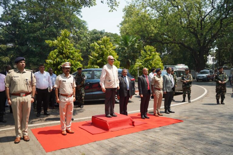 जमशेदपुर: मुख्य न्यायाधीश न्यायमूर्ति श्री महेश शरदचंद्र सोनक का भव्य स्वागत; उपायुक्त ने किया ‘गार्ड ऑफ ऑनर’ से अभिनंदन, कलाकारों के साथ बजाया नगाड़ा