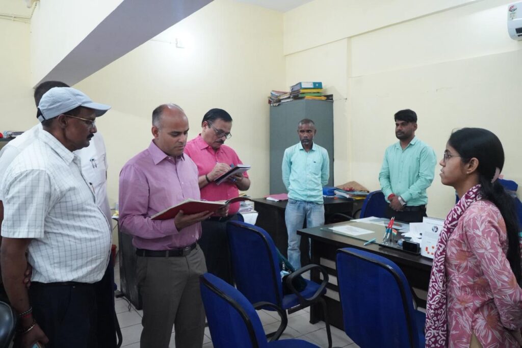 जमशेदपुर: उपायुक्त कर्ण सत्यार्थी का समाहरणालय में औचक निरीक्षण; गायब कर्मियों पर भड़के, कबाड़ की नीलामी और बायोमीट्रिक हाजिरी के निर्देश