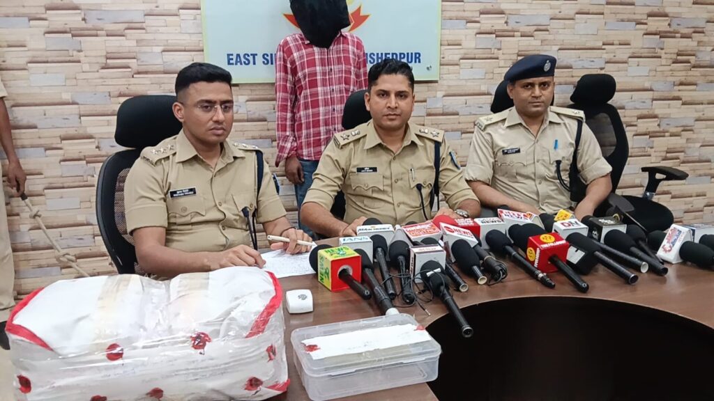 जमशेदपुर: 4 किलो से अधिक गांजा के साथ बागबेड़ा का मनीष मुखी गिरफ्तार; पुलिस ने पीछा कर दबोचा, आरक्षी घायल