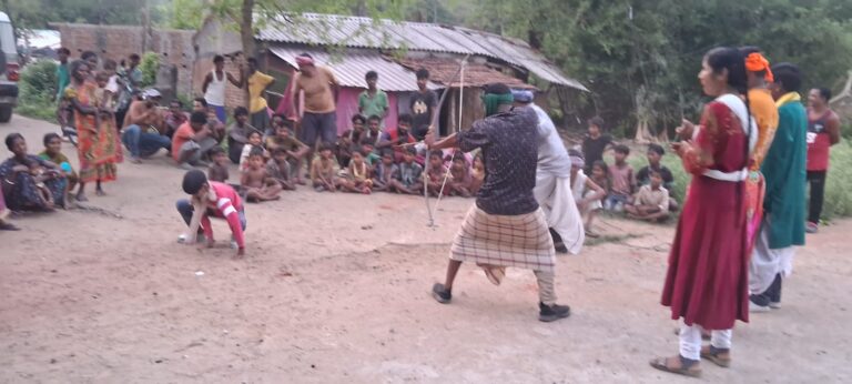 दलमा के गांवों में गूंजी ‘माटी की पुकार’: वन विभाग और गीता थिएटर ने नुक्कड़ नाटक के जरिए दिया वन्यजीव संरक्षण का संदेश